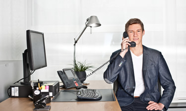 Kauffrau/-mann Lernender am Telefon Kauffrau/-mann Lernender am Telefon